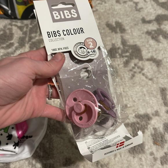 Baby teether set.  Bibs pacifiers (6-18m), munch mitt, teether toy & hand rattle - Picture 2 of 8